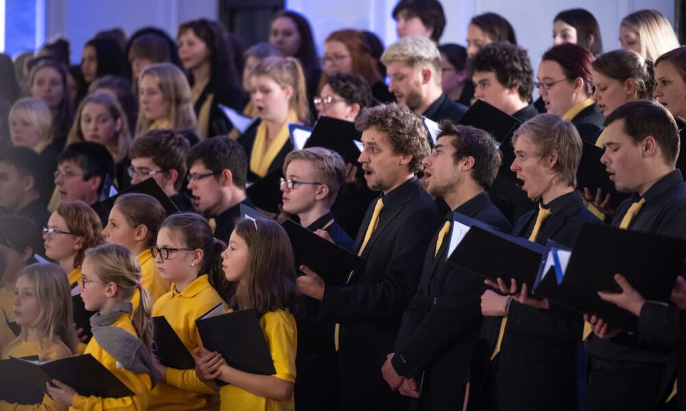 200 Sänger Und Sängerinnen Aus Vorschul- Und Spatzenchören, Kinderchor, Mädchen-, Frauen- Und Kammerchor Stimmen Im Neuen Rathaus Auf Die Adventszeit Ein.