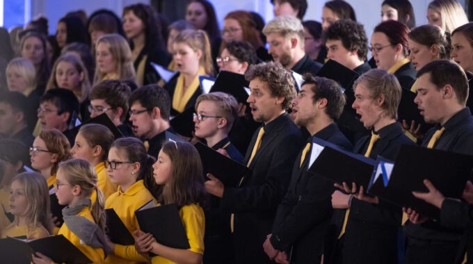 200 Sänger und Sängerinnen aus Vorschul- und Spatzenchören, Kinderchor, Mädchen-, Frauen- und Kammerchor stimmen im Neuen Rathaus auf die Adventszeit ein.