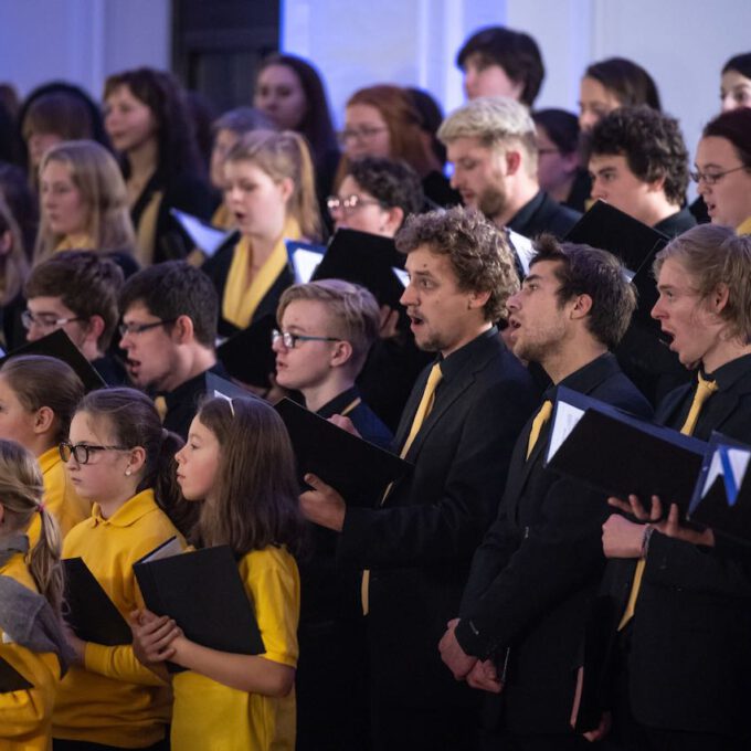 200 Sänger und Sängerinnen aus Vorschul- und Spatzenchören, Kinderchor, Mädchen-, Frauen- und Kammerchor stimmen im Neuen Rathaus auf die Adventszeit ein.
