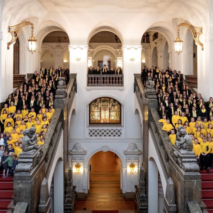 Das Jahrgangsfoto 2018 mit über 200 Chormitgliedern auf der großen Freitreppe des Neuen Rathauses.