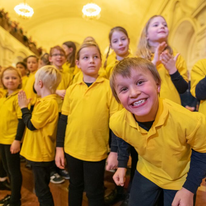 Die Chöre der Schola Cantorum stimmmen in der Oberen Wandelhalle des Neuen Rathauses auf die Adventszeit ein.