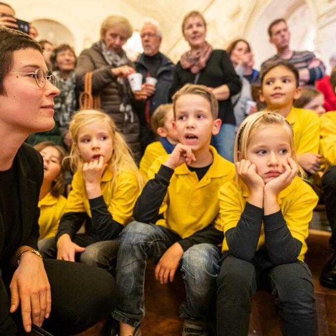Die Chöre der Schola Cantorum stimmmen in der Oberen Wandelhalle des Neuen Rathauses auf die Adventszeit ein.