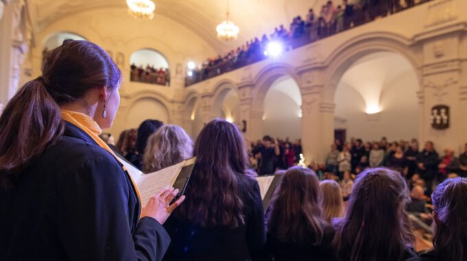 Die Chöre der Schola Cantorum stimmmen in der Oberen Wandelhalle des Neuen Rathauses auf die Adventszeit ein.