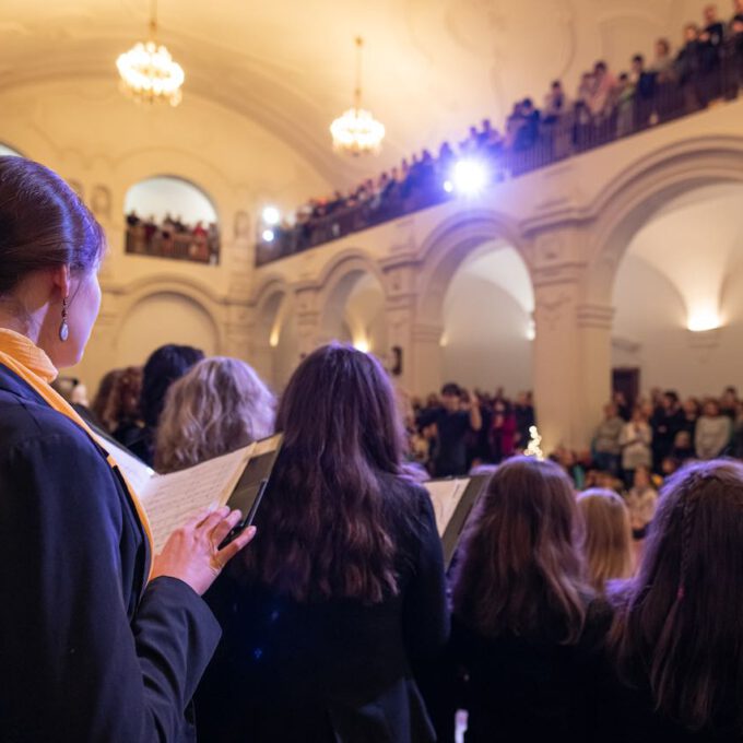 Die Chöre der Schola Cantorum stimmmen in der Oberen Wandelhalle des Neuen Rathauses auf die Adventszeit ein.