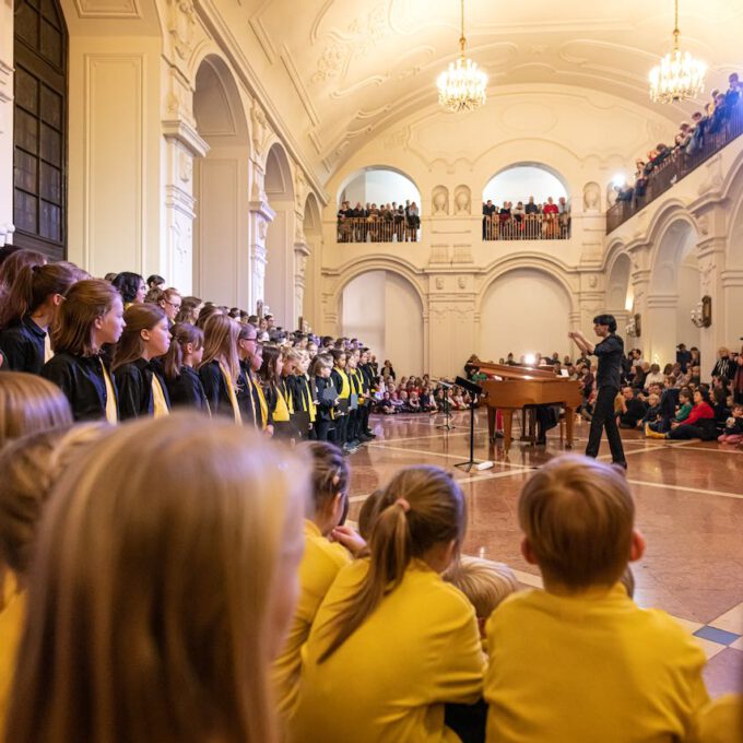 Die Chöre der Schola Cantorum stimmmen in der Oberen Wandelhalle des Neuen Rathauses auf die Adventszeit ein.
