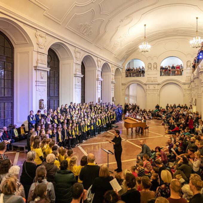 Die Chöre der Schola Cantorum stimmmen in der Oberen Wandelhalle des Neuen Rathauses auf die Adventszeit ein.