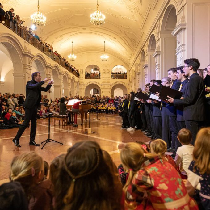 Die Chöre der Schola Cantorum stimmmen in der Oberen Wandelhalle des Neuen Rathauses auf die Adventszeit ein.