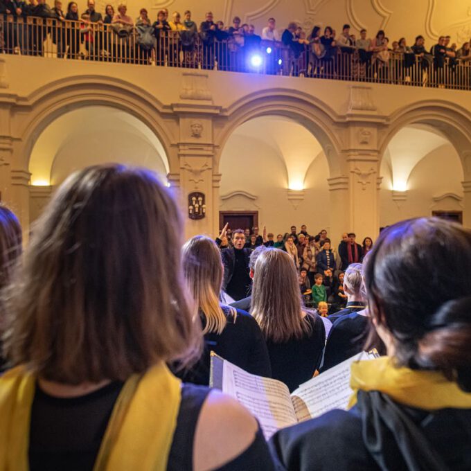 Die Chöre der Schola Cantorum stimmmen in der Oberen Wandelhalle des Neuen Rathauses auf die Adventszeit ein.