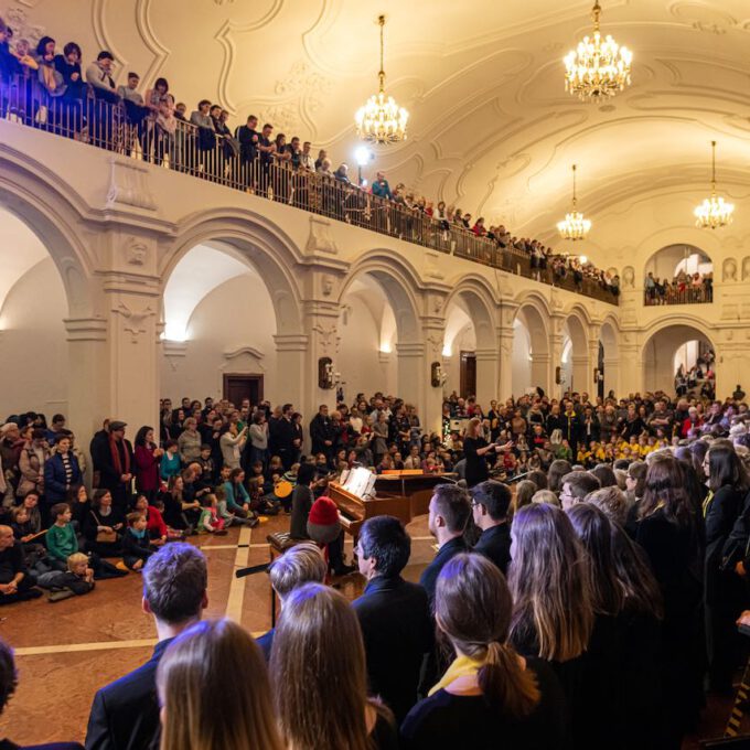 Die Chöre der Schola Cantorum stimmmen in der Oberen Wandelhalle des Neuen Rathauses auf die Adventszeit ein.