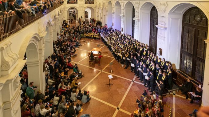Die Chöre der Schola Cantorum stimmmen in der Oberen Wandelhalle des Neuen Rathauses auf die Adventszeit ein.