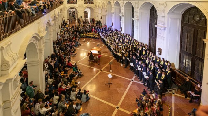 Die Chöre Der Schola Cantorum Stimmmen In Der Oberen Wandelhalle Des Neuen Rathauses Auf Die Adventszeit Ein.