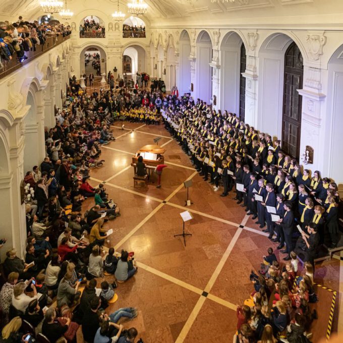 Die Chöre der Schola Cantorum stimmmen in der Oberen Wandelhalle des Neuen Rathauses auf die Adventszeit ein.