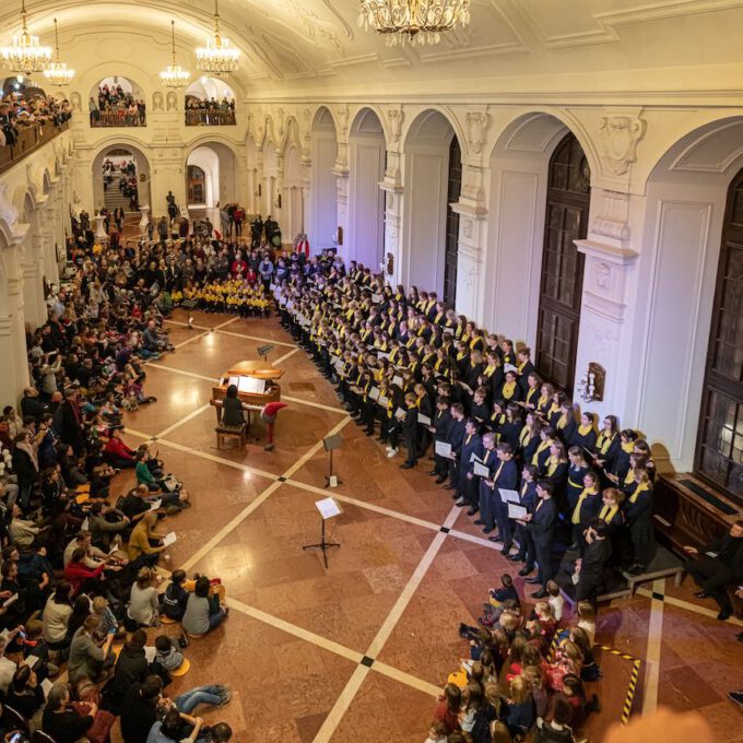 Die Chöre der Schola Cantorum stimmmen in der Oberen Wandelhalle des Neuen Rathauses auf die Adventszeit ein.