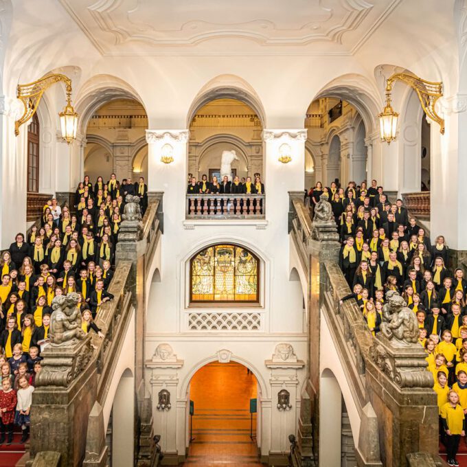 Nach dem Konzert entsteht auf der großen Freitreppe das Jahrgangsfoto mit 200 Chormitgliedern aus allen Chören der Schola Cantorum.