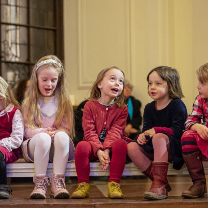 Die Chöre der Schola Cantorum stimmmen in der Oberen Wandelhalle des Neuen Rathauses auf die Adventszeit ein.