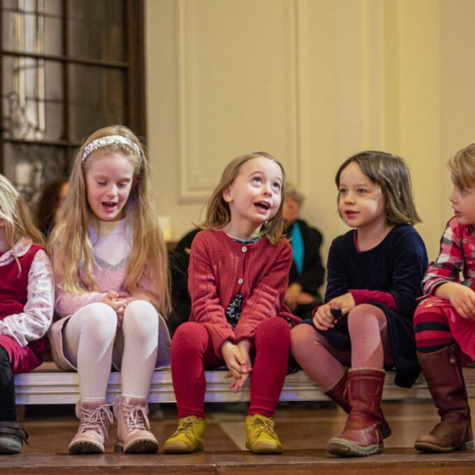 Die Chöre Der Schola Cantorum Stimmmen In Der Oberen Wandelhalle Des Neuen Rathauses Auf Die Adventszeit Ein.