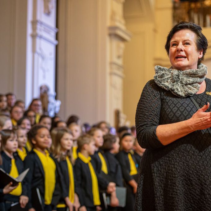 Die Chöre der Schola Cantorum stimmmen in der Oberen Wandelhalle des Neuen Rathauses auf die Adventszeit ein.