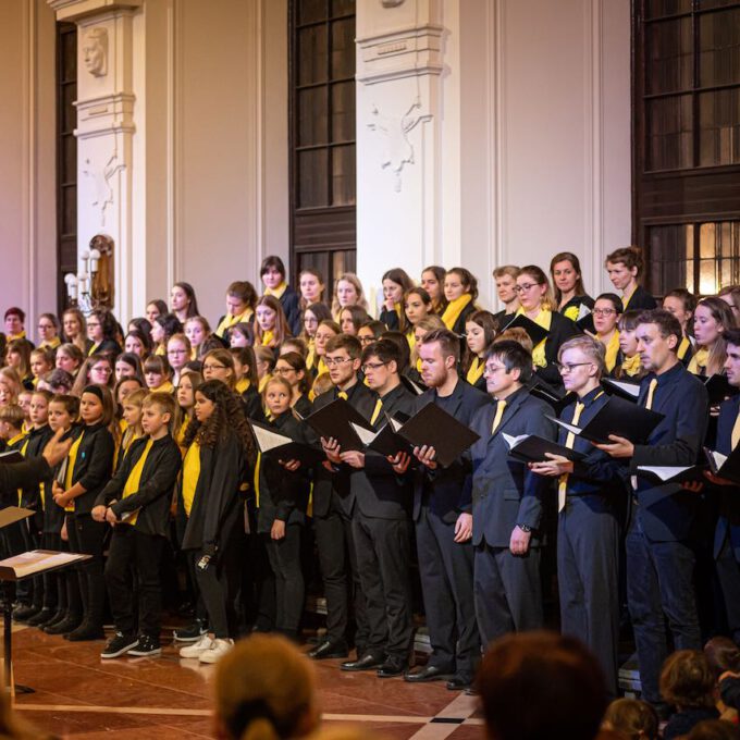 Die Chöre der Schola Cantorum stimmmen in der Oberen Wandelhalle des Neuen Rathauses auf die Adventszeit ein.