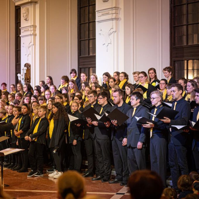 Die Chöre Der Schola Cantorum Stimmmen In Der Oberen Wandelhalle Des Neuen Rathauses Auf Die Adventszeit Ein.