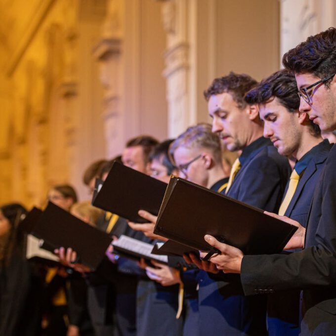 Die Chöre der Schola Cantorum stimmmen in der Oberen Wandelhalle des Neuen Rathauses auf die Adventszeit ein.