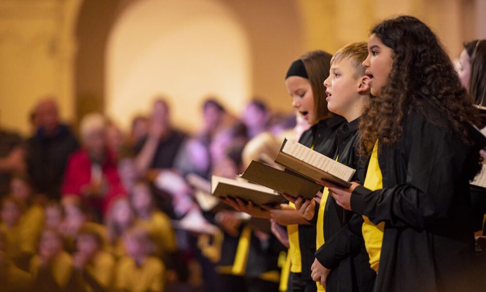 Die Chöre der Schola Cantorum stimmmen in der Oberen Wandelhalle des Neuen Rathauses auf die Adventszeit ein.