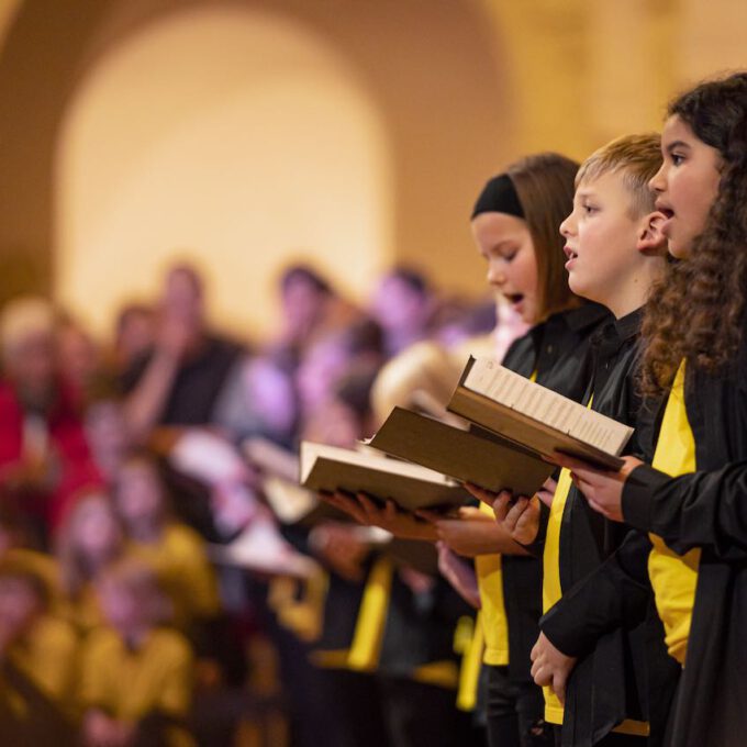Die Chöre der Schola Cantorum stimmmen in der Oberen Wandelhalle des Neuen Rathauses auf die Adventszeit ein.