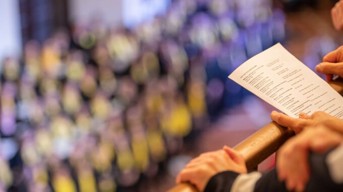 Die Chöre der Schola Cantorum stimmmen in der Oberen Wandelhalle des Neuen Rathauses auf die Adventszeit ein.