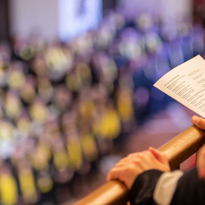 Die Chöre der Schola Cantorum stimmmen in der Oberen Wandelhalle des Neuen Rathauses auf die Adventszeit ein.