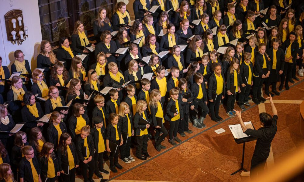 Die Chöre Der Schola Cantorum Stimmmen In Der Oberen Wandelhalle Des Neuen Rathauses Auf Die Adventszeit Ein.