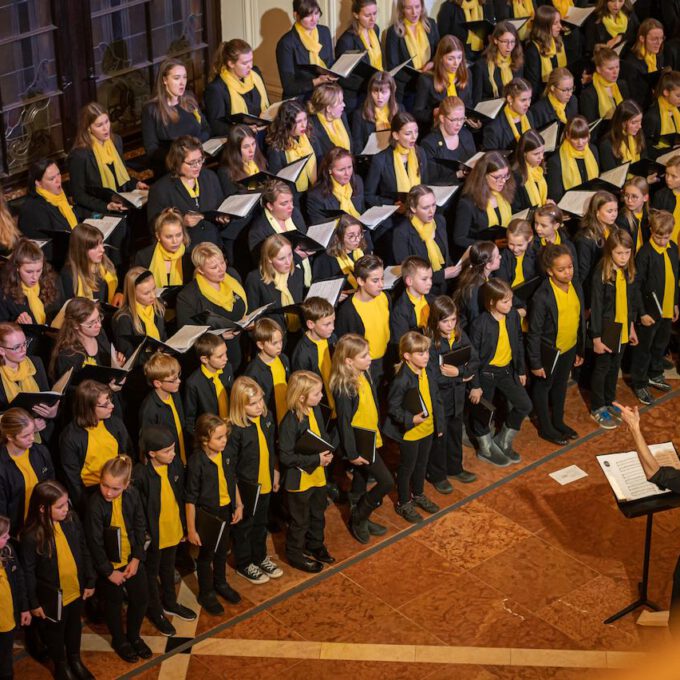 Die Chöre der Schola Cantorum stimmmen in der Oberen Wandelhalle des Neuen Rathauses auf die Adventszeit ein.