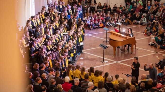 Die Chöre der Schola Cantorum stimmmen in der Oberen Wandelhalle des Neuen Rathauses auf die Adventszeit ein.