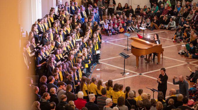 Die Chöre Der Schola Cantorum Stimmmen In Der Oberen Wandelhalle Des Neuen Rathauses Auf Die Adventszeit Ein.