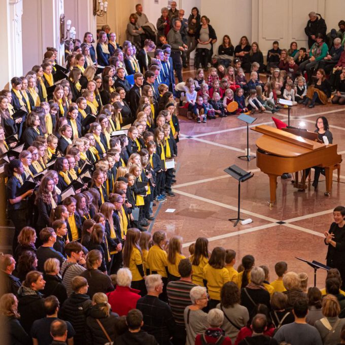 Die Chöre der Schola Cantorum stimmmen in der Oberen Wandelhalle des Neuen Rathauses auf die Adventszeit ein.