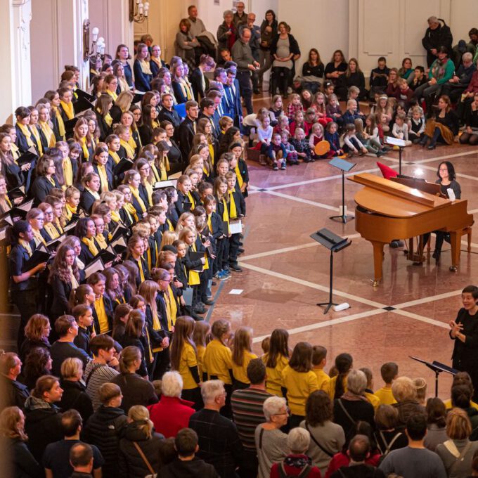 Die Chöre Der Schola Cantorum Stimmmen In Der Oberen Wandelhalle Des Neuen Rathauses Auf Die Adventszeit Ein.