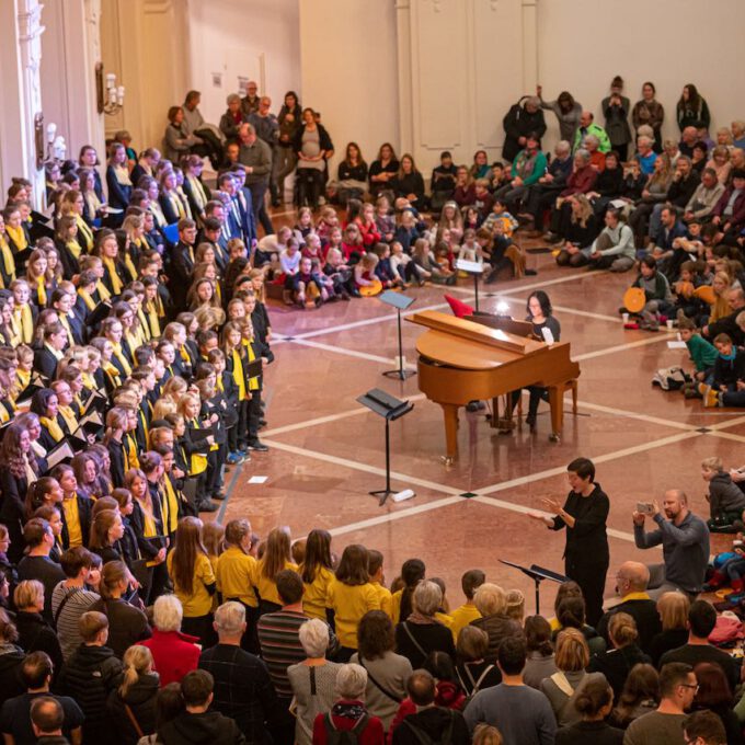Die Chöre der Schola Cantorum stimmmen in der Oberen Wandelhalle des Neuen Rathauses auf die Adventszeit ein.