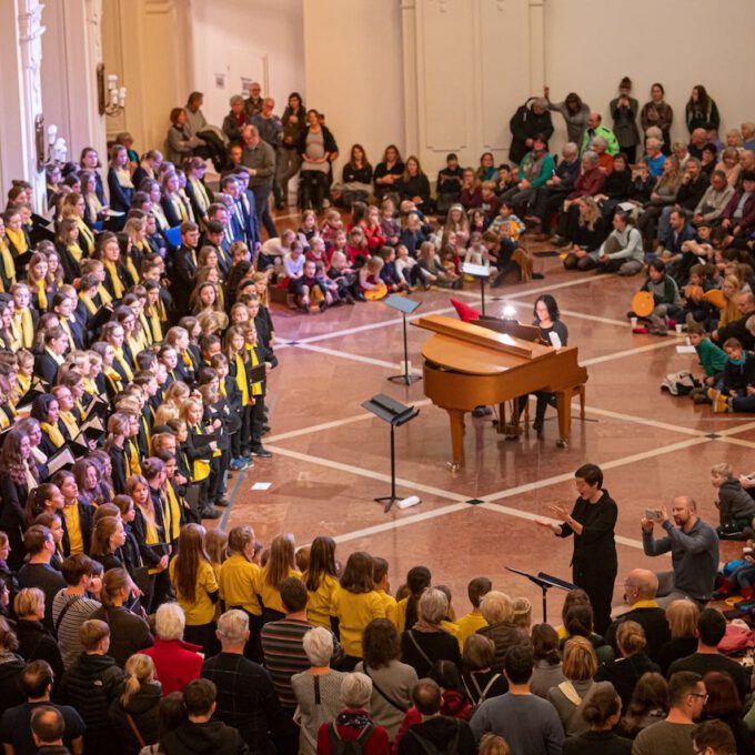 Die Chöre Der Schola Cantorum Stimmmen In Der Oberen Wandelhalle Des Neuen Rathauses Auf Die Adventszeit Ein.