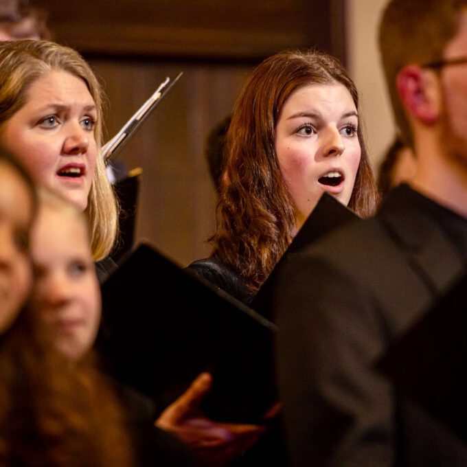 Die Chöre der Schola Cantorum stimmmen in der Oberen Wandelhalle des Neuen Rathauses auf die Adventszeit ein.