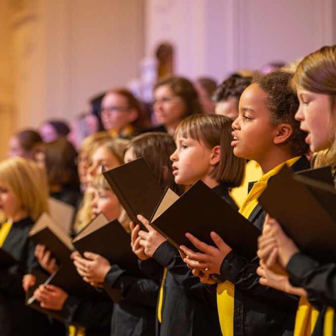 Die Chöre der Schola Cantorum stimmmen in der Oberen Wandelhalle des Neuen Rathauses auf die Adventszeit ein.