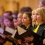 Die Chöre der Schola Cantorum stimmmen in der Oberen Wandelhalle des Neuen Rathauses auf die Adventszeit ein.