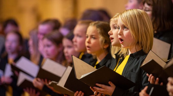 Die Chöre der Schola Cantorum stimmmen in der Oberen Wandelhalle des Neuen Rathauses auf die Adventszeit ein.