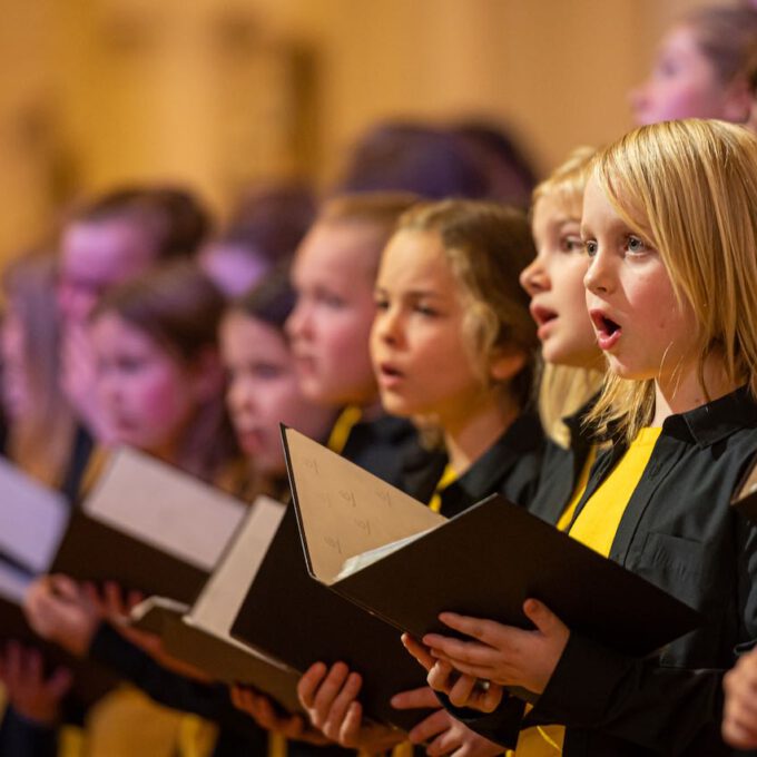 Die Chöre der Schola Cantorum stimmmen in der Oberen Wandelhalle des Neuen Rathauses auf die Adventszeit ein.