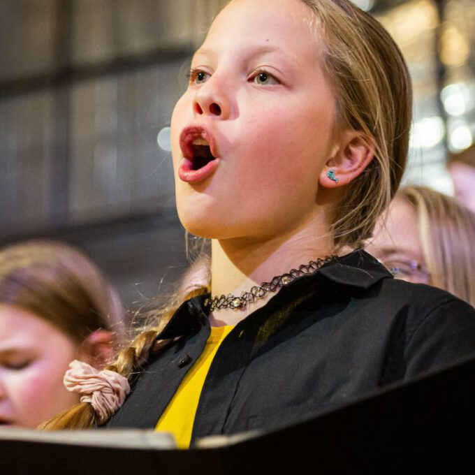 Die Chöre der Schola Cantorum stimmmen in der Oberen Wandelhalle des Neuen Rathauses auf die Adventszeit ein.