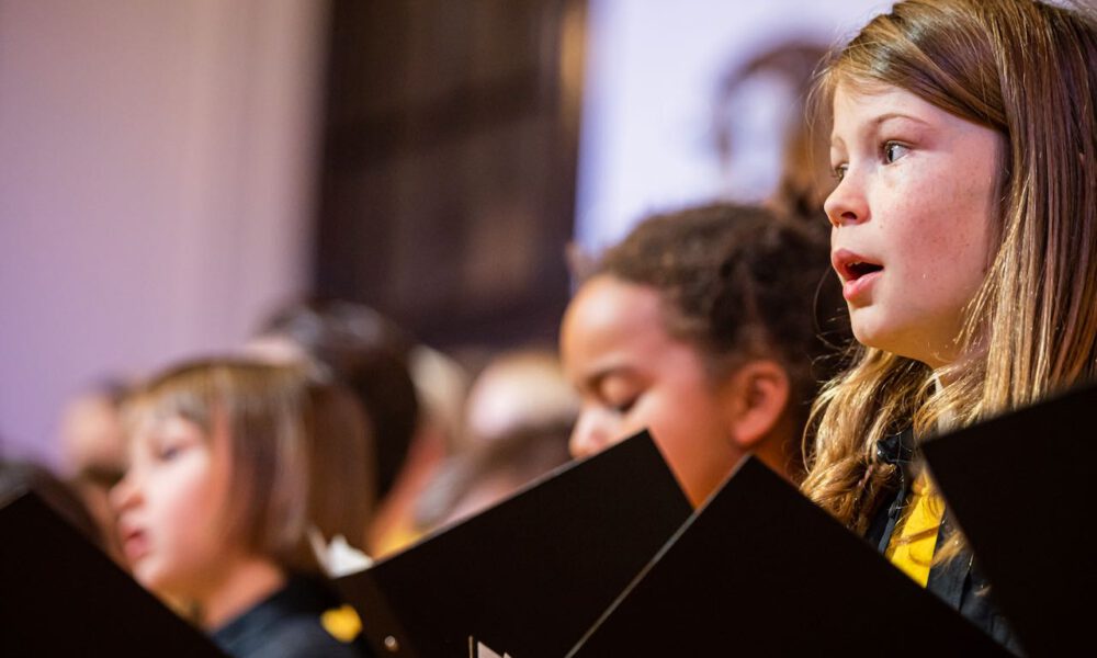 Die Chöre der Schola Cantorum stimmmen in der Oberen Wandelhalle des Neuen Rathauses auf die Adventszeit ein.