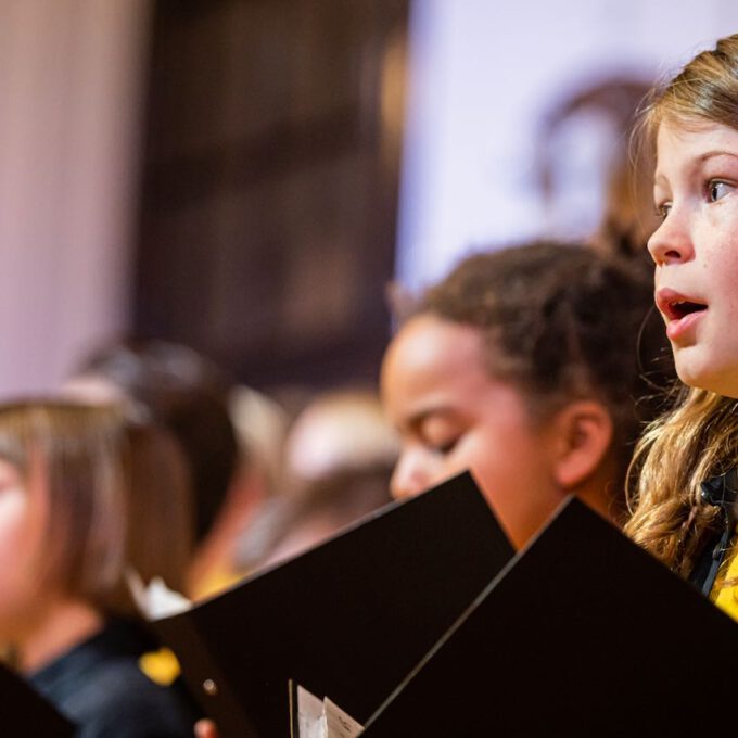 Die Chöre der Schola Cantorum stimmmen in der Oberen Wandelhalle des Neuen Rathauses auf die Adventszeit ein.