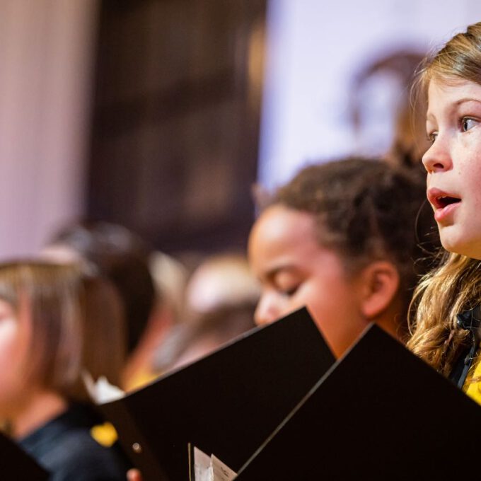 Die Chöre Der Schola Cantorum Stimmmen In Der Oberen Wandelhalle Des Neuen Rathauses Auf Die Adventszeit Ein.