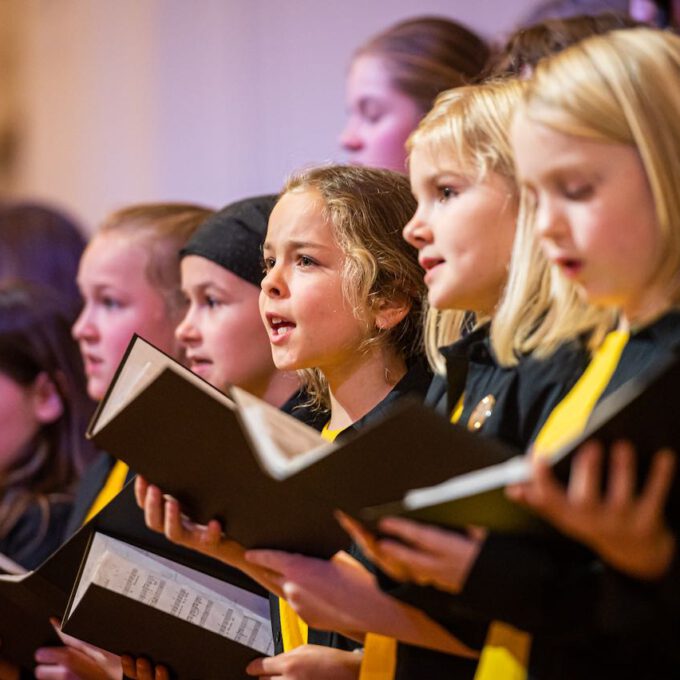 Die Chöre der Schola Cantorum stimmmen in der Oberen Wandelhalle des Neuen Rathauses auf die Adventszeit ein.