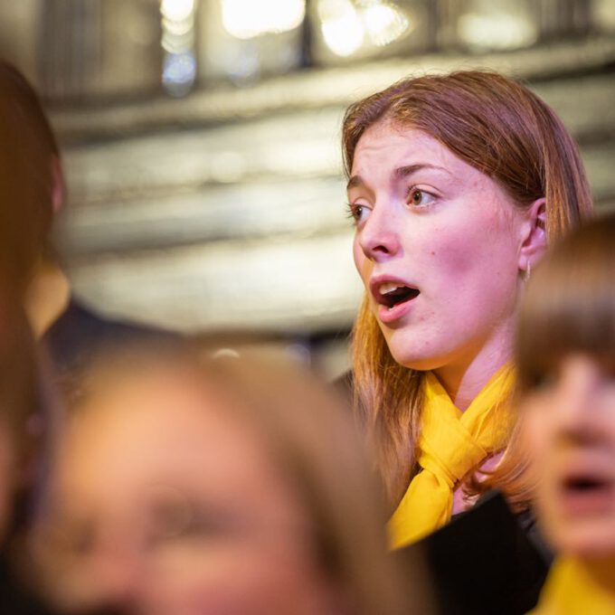 Die Chöre der Schola Cantorum stimmmen in der Oberen Wandelhalle des Neuen Rathauses auf die Adventszeit ein.