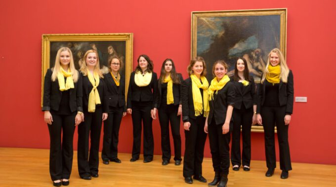 Mitglieder des Mädchenchores der Schola Cantorum im Museum der bildenden Künste Leipzig