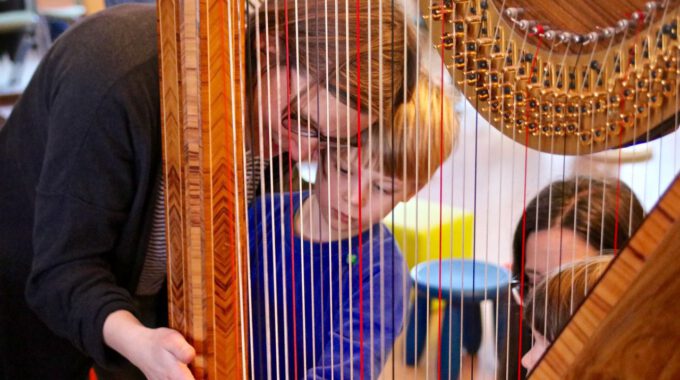 Mädchen und Jungen aus den Kursen der musikalischen Früherziehung