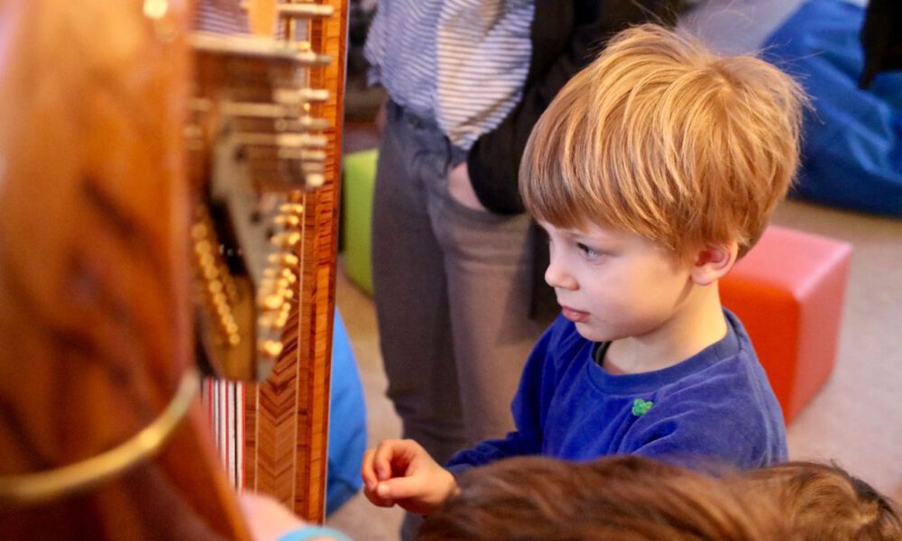 Mädchen und Jungen aus den Kursen der musikalischen Früherziehung